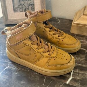 Little kids Nike shoes size 10.5 flaw shown